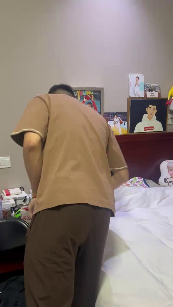 三亿体育官网-方硕更新社媒Vlog：只是吃个汉堡，又给我整花活的简单介绍
