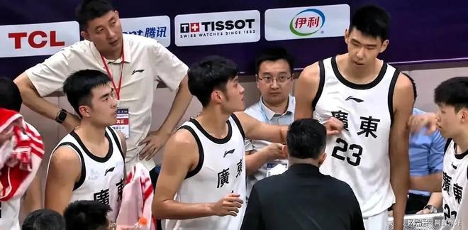 三亿体育入口-杠上了？徐昕与杜锋疑似在热身赛中发生言语冲突