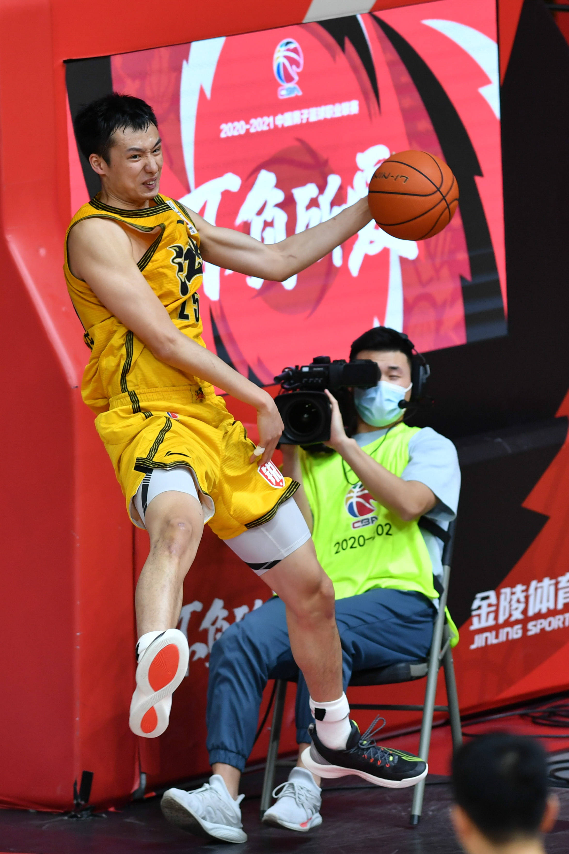 三亿体育-激烈篮球比赛中球员受伤，即时送医救治